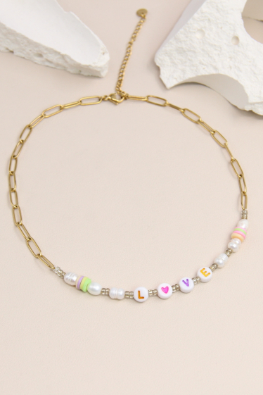 Mayorista Bellissima - Collar “LOVE” adornado con perla cultivada en acero inoxidable