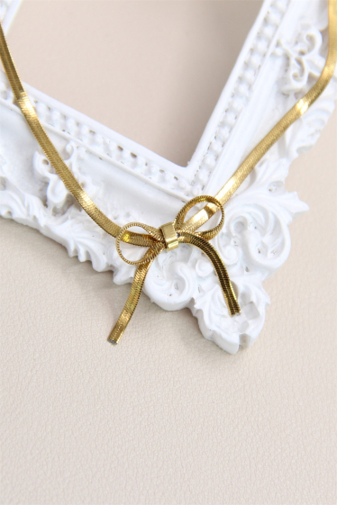 Großhändler Bellissima - Asymmetrische Halskette mit Fliege aus Edelstahl.
