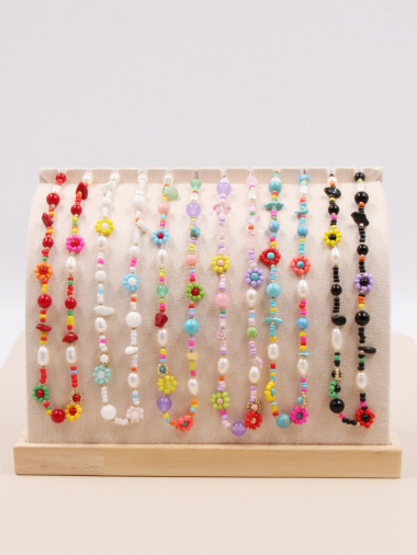 Großhändler Bellissima - Perlenketten-Set mit 6 Teilen aus Edelstahl auf Schmuckdisplay