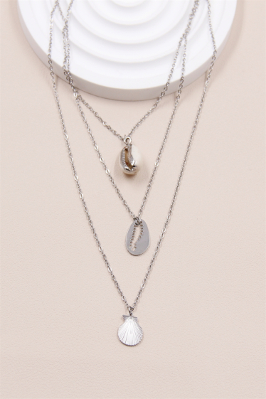 Wholesaler Bellissima - Triple layered chain necklace adorned with 3 different stainless steel pendants