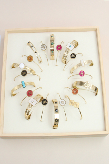 Wholesaler Bellissima - Set of 20 assorted stainless steel model bracelets on display