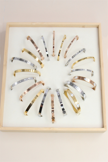 Wholesaler Bellissima - Set of 20 assorted stainless steel model bracelets on display