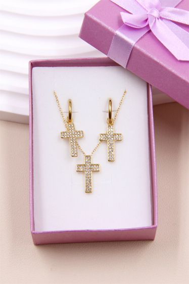 Wholesaler Bellissima - Cross set decorated with rhinestones in stainless steel with jewelry box.