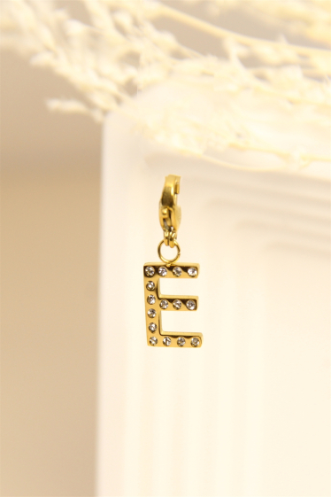 Wholesaler Bellissima - Charm's letter "E" pendant decorated with rhinestones in stainless steel