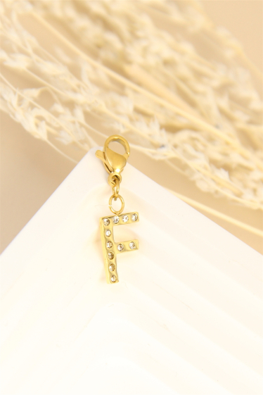 Wholesaler Bellissima - Charm's letter "F" pendant decorated with rhinestones in stainless steel