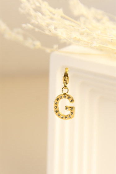 Wholesaler Bellissima - Charm's letter "G" pendant decorated with rhinestones in stainless steel