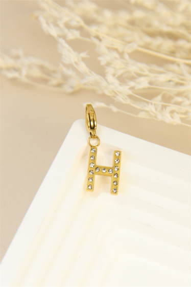 Wholesaler Bellissima - Charm's letter "H" pendant decorated with rhinestones in stainless steel