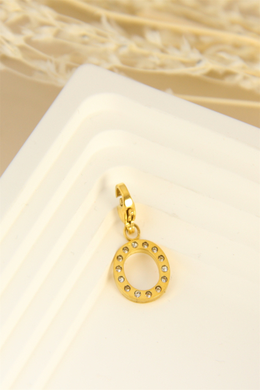 Wholesaler Bellissima - Charm's letter "O" pendant decorated with rhinestones in stainless steel