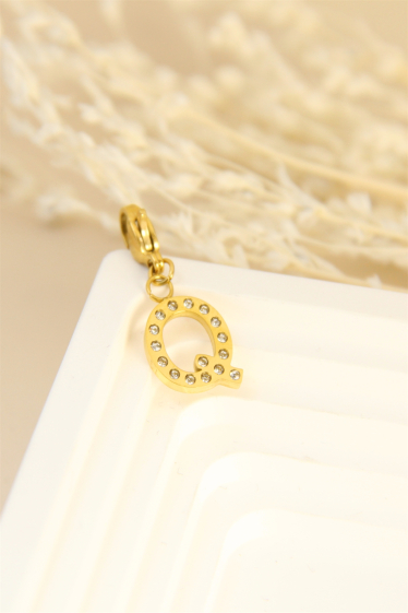 Wholesaler Bellissima - Charm's letter "Q" pendant decorated with rhinestones in stainless steel