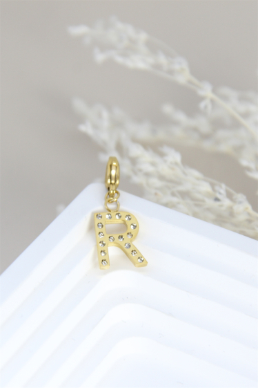 Wholesaler Bellissima - Charm's letter "R" pendant decorated with rhinestones in stainless steel