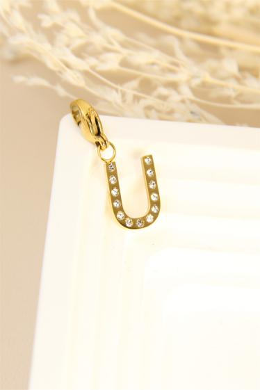 Wholesaler Bellissima - Charm's letter "U" pendant decorated with rhinestones in stainless steel