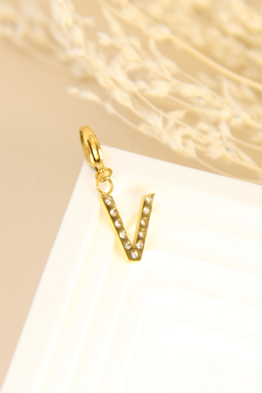 Wholesaler Bellissima - Charm's letter "V" pendant decorated with rhinestones in stainless steel