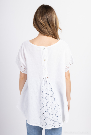 Wholesaler Bobo Glam' - Buttoned back blouse with perforated English embroidery detail