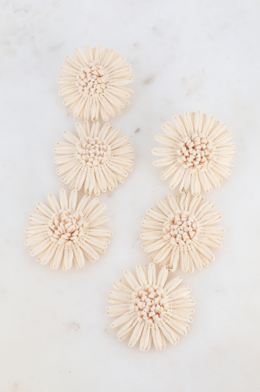 Grossiste Bohm - Boucles pendantes - 3 fleurs en raphia synthétique