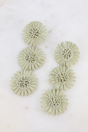 Grossiste Bohm - Boucles pendantes - 3 fleurs en raphia synthétique