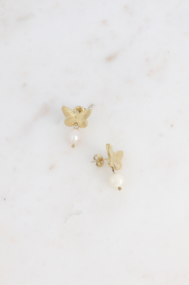 Grossiste Bohm - Boucles pendantes - papillon texturé et perle d'eau douce