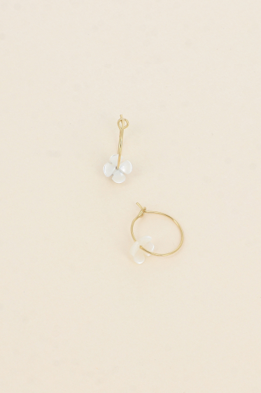 Wholesaler Bohm - Mini hoop earrings - small pearly flower with 4 petals
