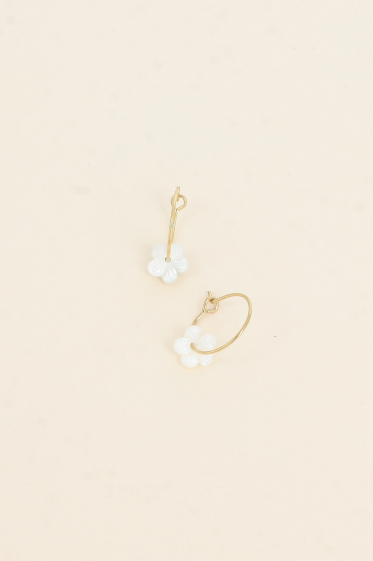 Wholesaler Bohm - Mini hoop earrings - small pearly flower with 5 petals