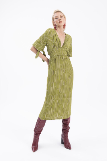 Wholesaler BSL - Elegant Midi Dress with Short Sleeves and Deep V-Neck for Women - BSL