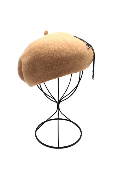 Großhändler By Oceane - WOOL BERET DECORATED WITH STAR MOTIF AND BEADED FRINGES. RIBBON TO ADJUST SIZE