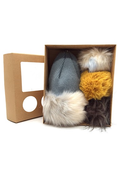 Mayorista By Oceane - BEANIE WITH FAKE FOX FUR LAPEL, MIXED COLOURS. COMES IN A SET OF 3 FAKE POMPONS