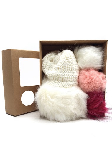 Wholesaler By Oceane - BEANIE WITH FAKE FOX FUR LAPEL, MIXED COLOURS. COMES IN A SET OF 3 FAKE POMPONS