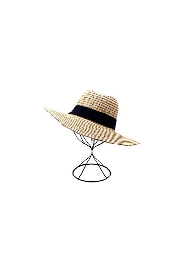 STRAW PANAMA HAT DECORATED WITH A PLAIN BAND AROUND