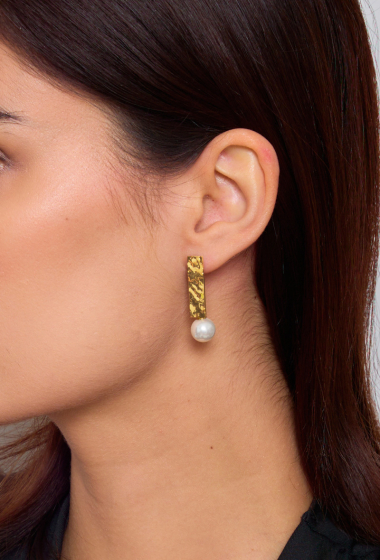 Grossiste ELINE L'ATELIER - Boucles d'oreilles pendantes texturés avec perles