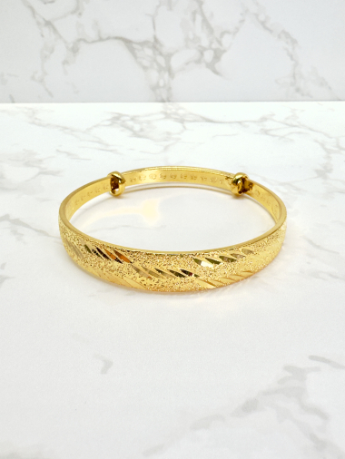 Wholesaler Cecile II - Bangle bracelet, gold plated with relief pattern.