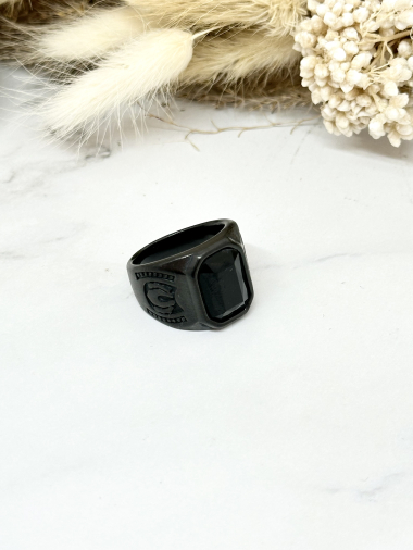 Grossiste Ceramik - Bague acier inoxydable chevalier motif pierre noir