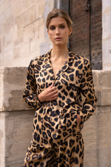 Mayorista Choklate - Camisa de raso con cuello de pijama con estampado de leopardo