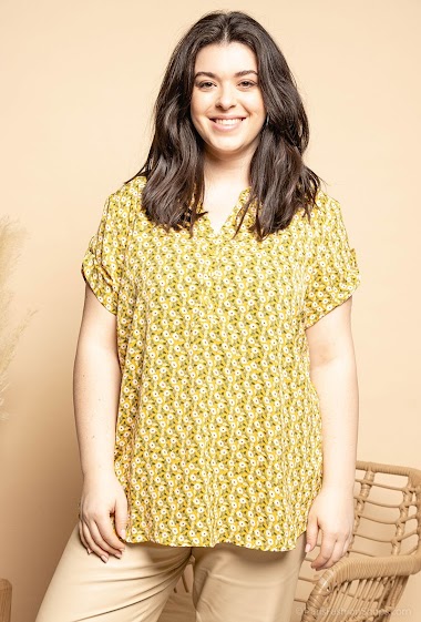 Großhändler Christy - Blouse with short sleeves and flower print