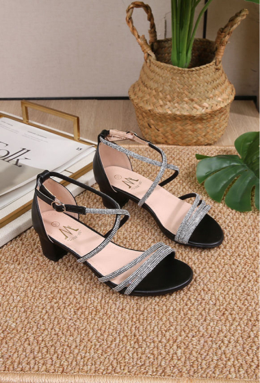 Wholesaler Cink Me - Heeled sandals with shiny straps and ankle strap with adjustable buckle