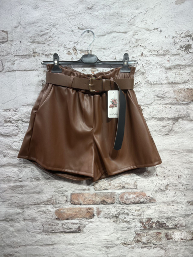 Wholesaler FOLIE LOOK - Faux leather shorts with belt