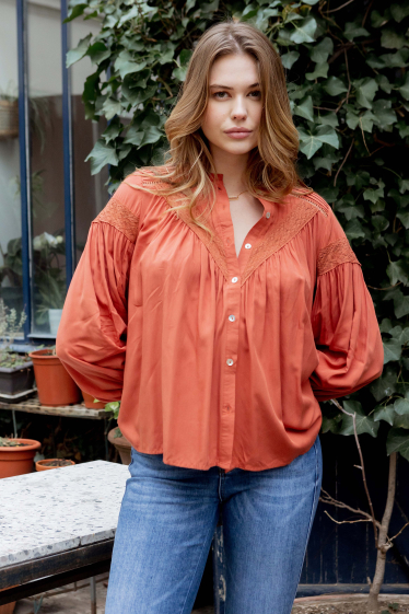 Wholesaler Copperose - fluid pleated blouse with lace and tightened cuffs