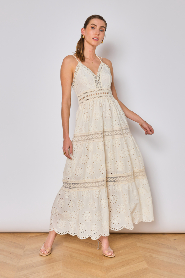 Großhändler Copperose - Langes Kleid mit Spitzenstickerei und herzförmigem Ausschnitt
