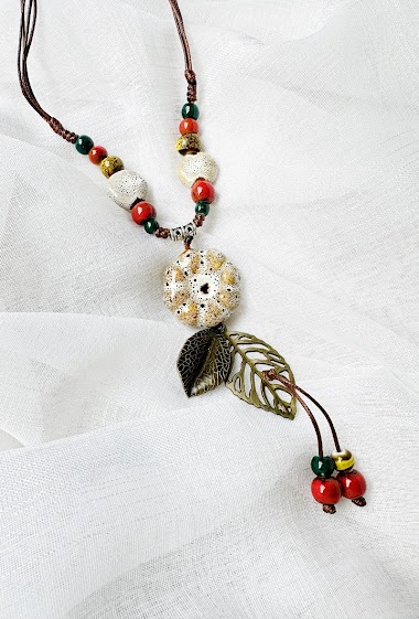 Wholesaler D Bijoux - Necklace with ceramic pendant and leaves