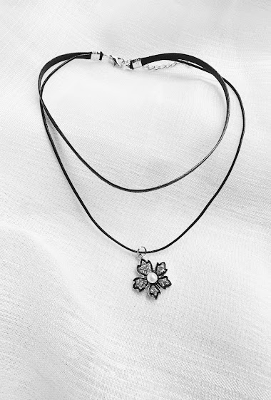 Großhändler D Bijoux - Necklace choker with rhinestone and pearl flower pendant