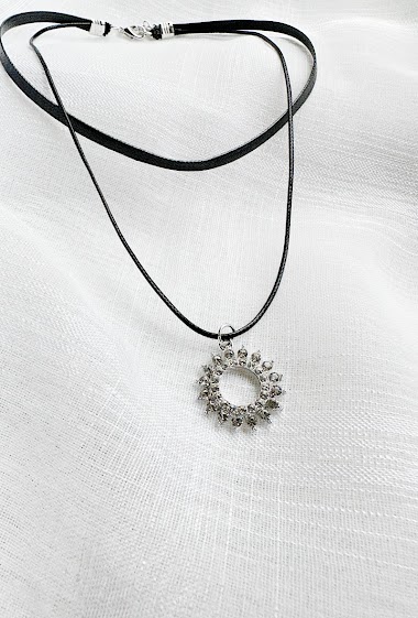 Großhändler D Bijoux - Necklace choker with rhinestone sun pendant