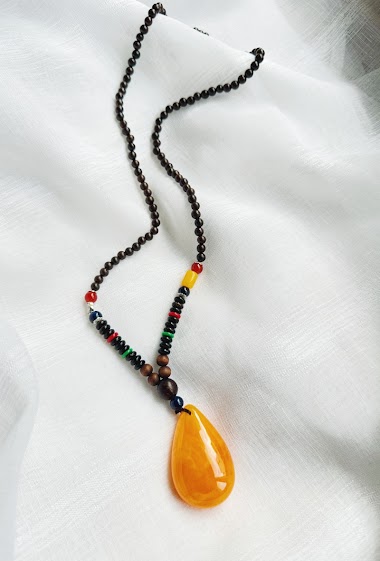 Großhändler D Bijoux - Long necklace, wood and amber color pendant