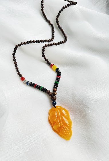 Mayorista D Bijoux - Long necklace, wood and amber color leaf pendant