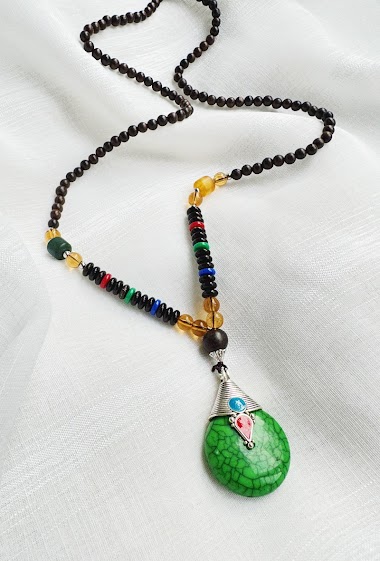 Großhändler D Bijoux - Long necklace with beads, wood and ethnic style pendant
