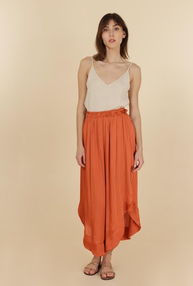 Wholesaler DAPHNEA - Plain satin skirt with rounded bottom