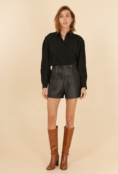 Faux leather shorts with 2 zips