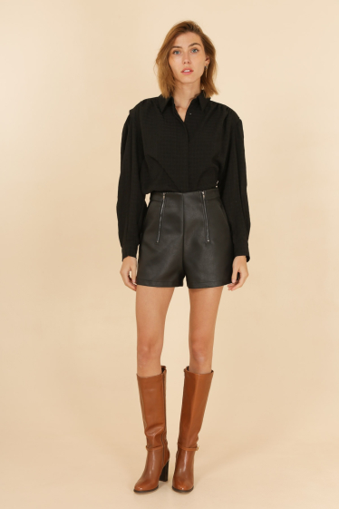 Wholesaler DAPHNEA - Faux leather shorts with 2 zips