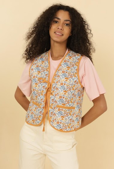Wholesaler DAPHNEA - Quilted sleeveless floral cotton bias jacket and front lace