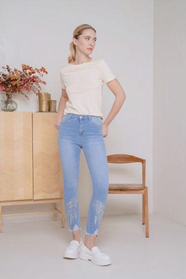 Wholesaler DENIM LIFE - Skinny stretch jeans with zip and embroidered wings at the ankles