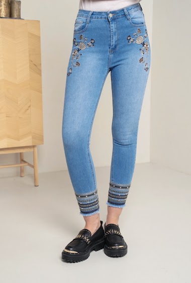 Wholesaler DENIM LIFE - Skinny stretch jeans with embroidery and closed