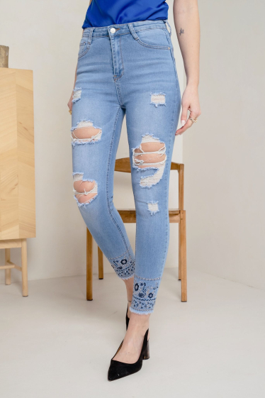 Wholesaler DENIM LIFE - Skinny stretch jeans with embroidery and rhinestones