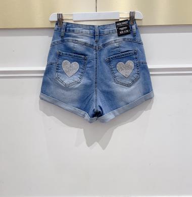 Grossiste DENIM LIFE - Short en jean déchiré avec cœurs strass sur les poches arrières